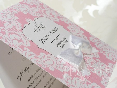 Kwadratowe zaproszenia ślubne ornamenty białe, tło różowe Candy CA-11