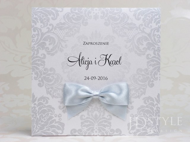 Klasyczne zaproszenie na ślub ze srebrnym ornamentem oraz stylową, wiązaną kokardką w dowolnym, wybranym kolorze