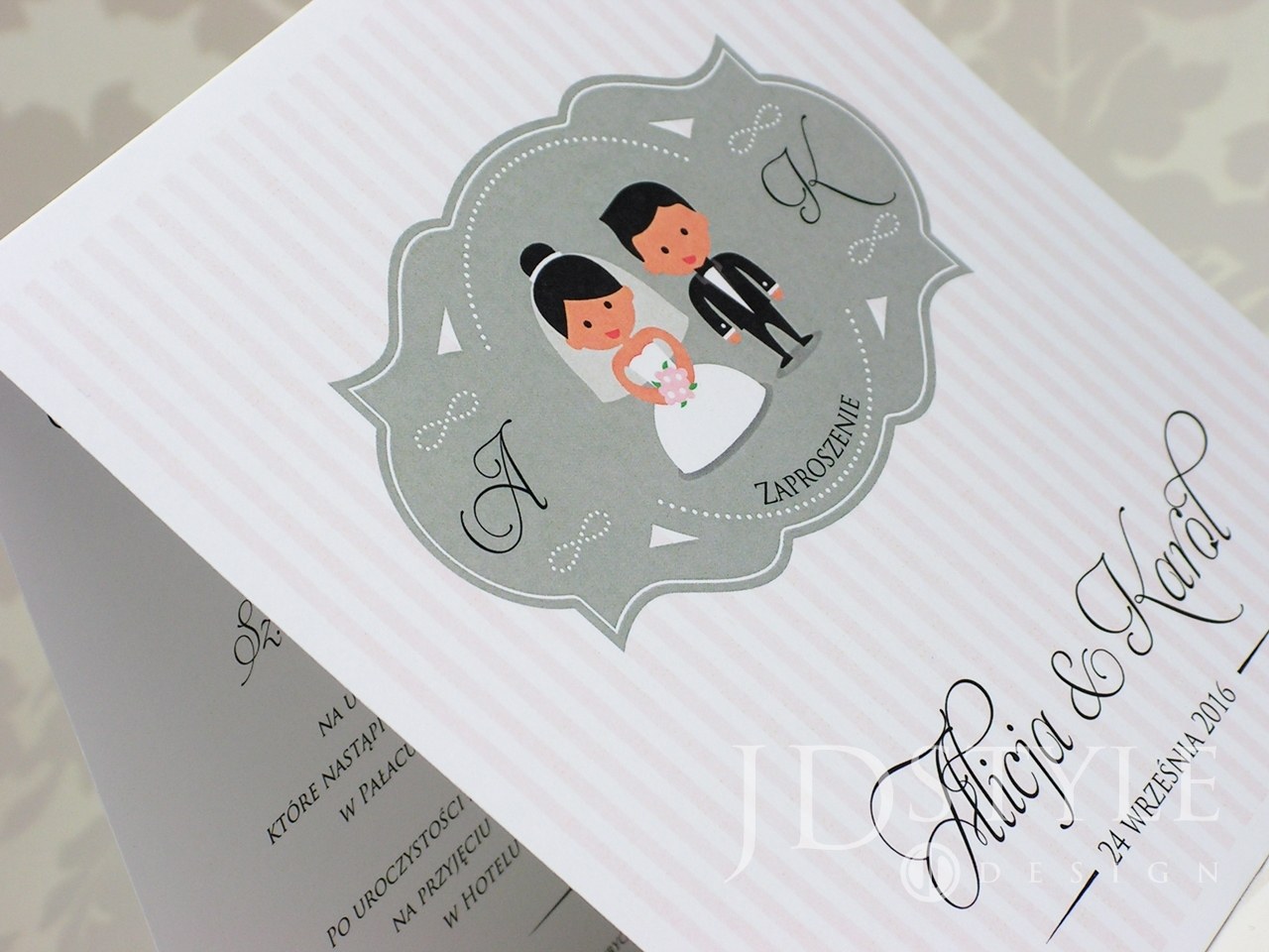 Zaproszenia ślubne z humorem młoda para szare FN-03, na zdjęciu papier biały