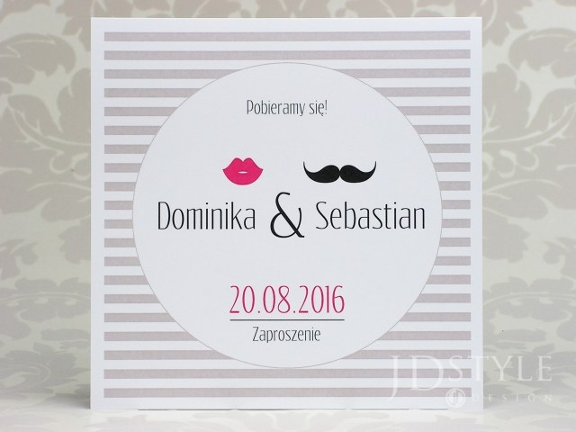 Kwadratowe wesołe zaproszenia na ślub usta wąsy z paskami FN-05, na zdjęciu papier biały