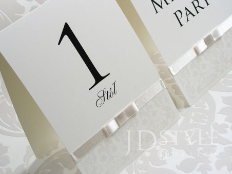 Plan stołów beżowe ornamenty na weselu SM-07-PS, zdobione tasiemką i kokardką
