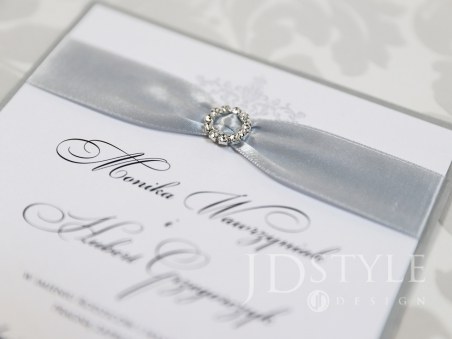Luksusowe zaproszenia ślubne srebrne z ozdobną klamerką wysadzaną kamieniami GL-14