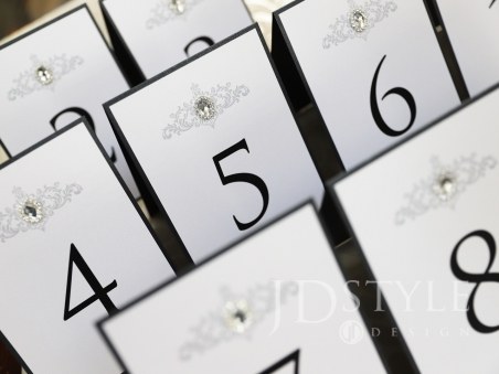 Ślubny plan stołów na przyjęcie weselne w stylu Glamour z biżuterią GL-09-PS