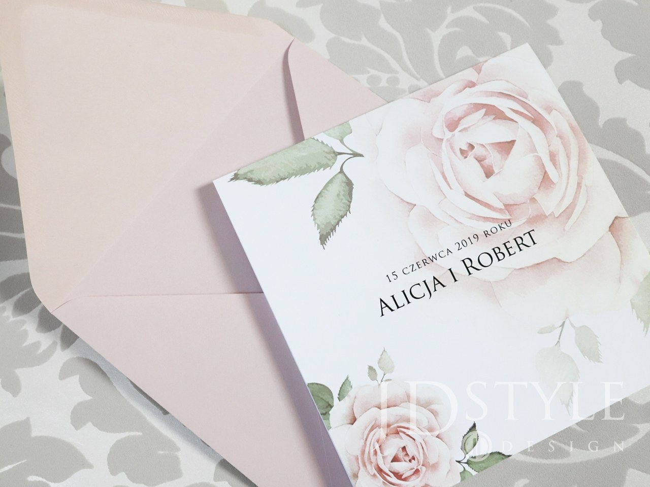 Zaproszenia na ślub róże w opcji z piękną kopertą blado-różową zamykaną w szpic FL-67