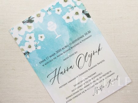 Kwiatowe zaproszenia na komunię jednokartkowe, niebieskie tło KO-16
