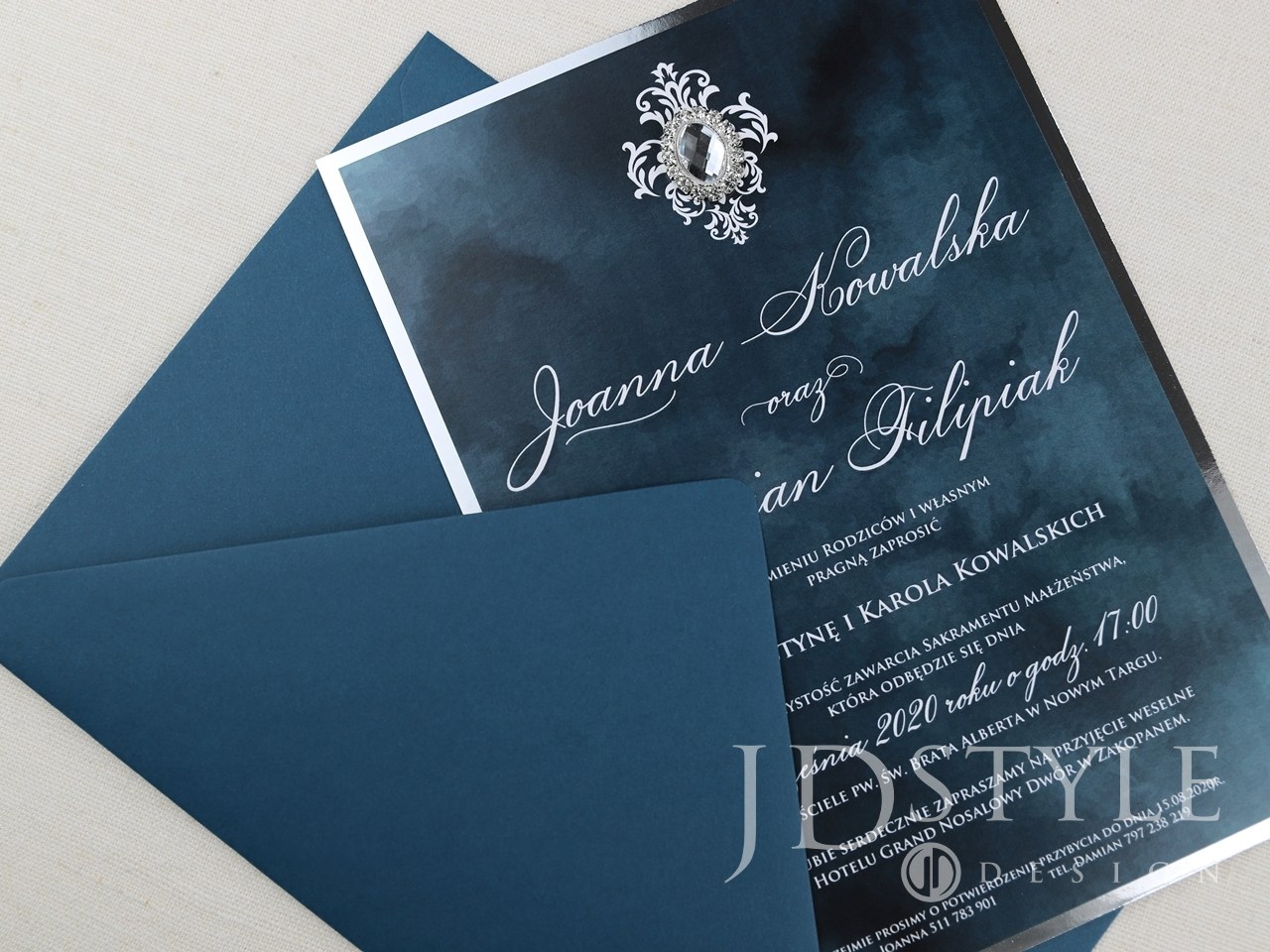 Zaproszenia ślubne eleganckie granatowe z lustrzaną srebrną ramką GL-16, na zdjęciu z kopertą ciemnoniebieską.