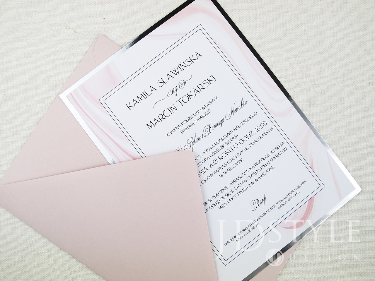 Zaproszenia na ślub jednokartkowe różowo-białe, srebrna lustrzana ramka GL-17, na zdjęciu koperta blado różowa zamykana w szpic.