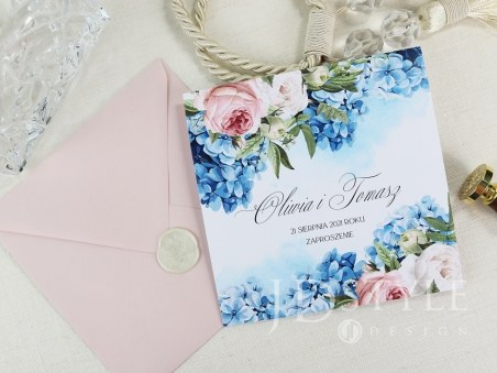 Oryginalne kwiatowe zaproszenia ślubne z różowymi piwoniami i niebieskimi hortensjami FL-70, wiele kopert do wyboru.