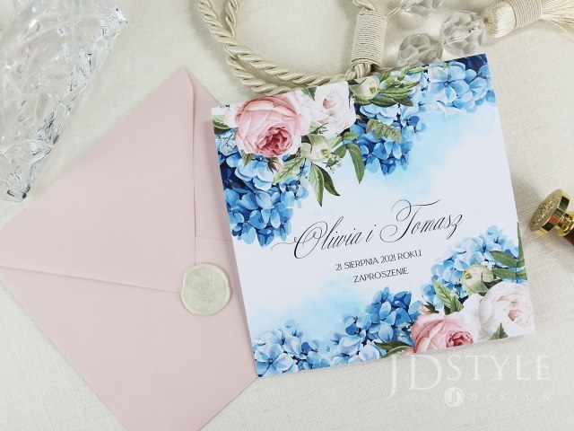 Kwiatowe zaproszenia ślubne z różowymi piwoniami i niebieskimi hortensjami FL-70