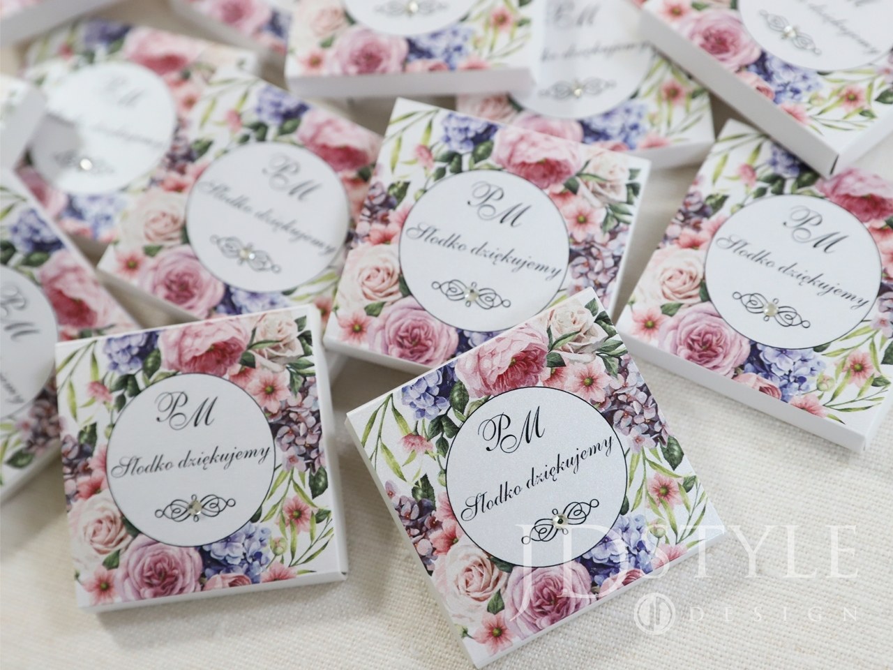 Eleganckie czekoladki ślubne dla gości kwiatowe z piwoniami i hortensjami FL-42-CZ