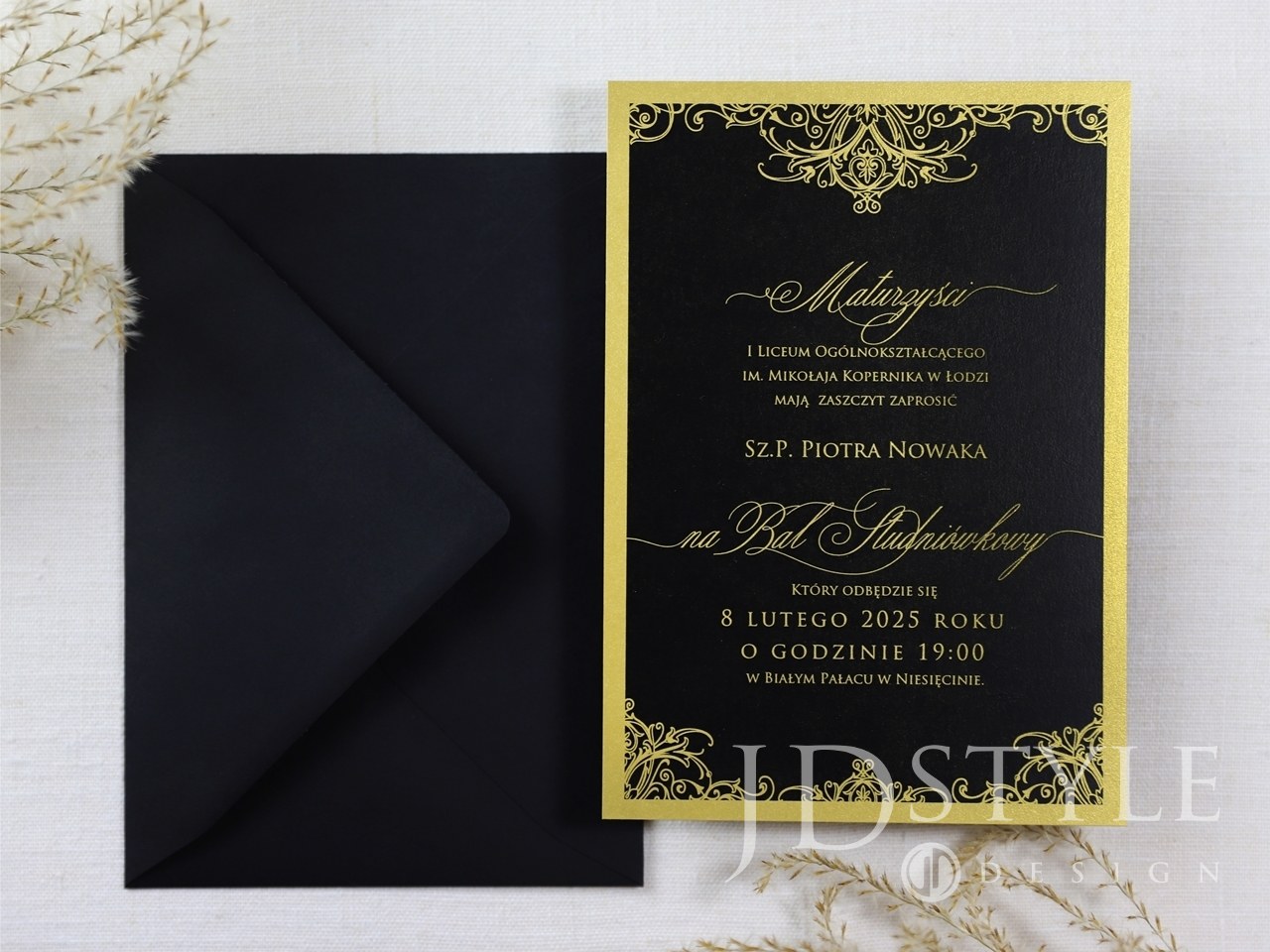 Czarne zaproszenia studniówkowe ze złotem ST-21 Zaproszenia na studniówkę czerń ze złotem ST-21, eleganckie ornamenty