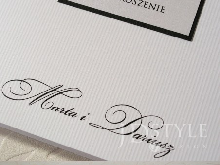 Zaproszenia ślubne eleganckie z perełką okienko PE-03, na okładce papier fakturowany piękne ozdobne imiona