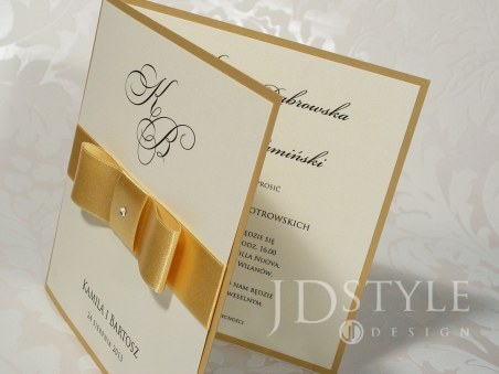 Złote zaproszenie na ślub o klasycznych rozmiarach i matowej kopercie w cenie kompletu - otwierane na bok