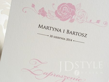 Zaproszenia ślubne z różyczką wykonane z pięknego papieru prążkowanego VI-11