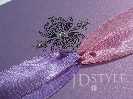 Eleganckie zaproszenia ślubne fioletowe oryginalne z ornamentem i cyrkoniami GA-03