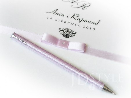Księga gości weselnych Royal z kokardką RO-K-(ecru lub biała) z ozdobnym długopisem w kolorze różowym.