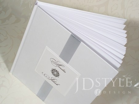 Księga gości z perełką na wesele PE-08-K-(ecru lub biała), na zdjęciu księga biała ze srebrną tasiemką.