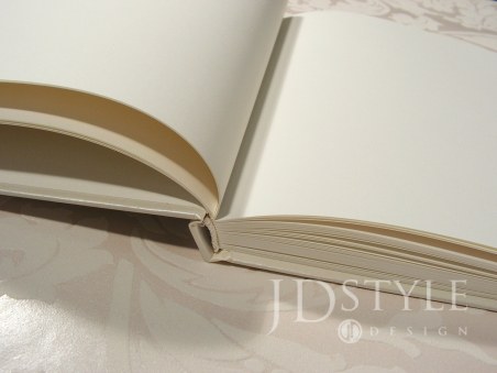 Księga gości z piękną kokardą AL-08-K-(ecru lub biała) - wersja z kartami w kolorze ecru.