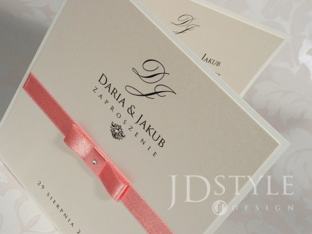 Eleganckie zaproszenie na perłowym papierze z ozdobną wstążeczką, personalizacją treści oraz odcienia koperty