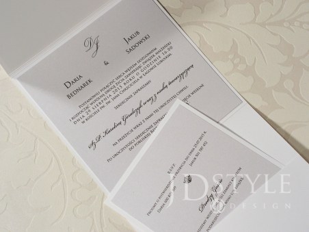 Wysokiej klasy zaproszenia ślubne Royal RO-10 z kieszenią na bilecik, na zdjęciu papier biały, tasiemka srebrna